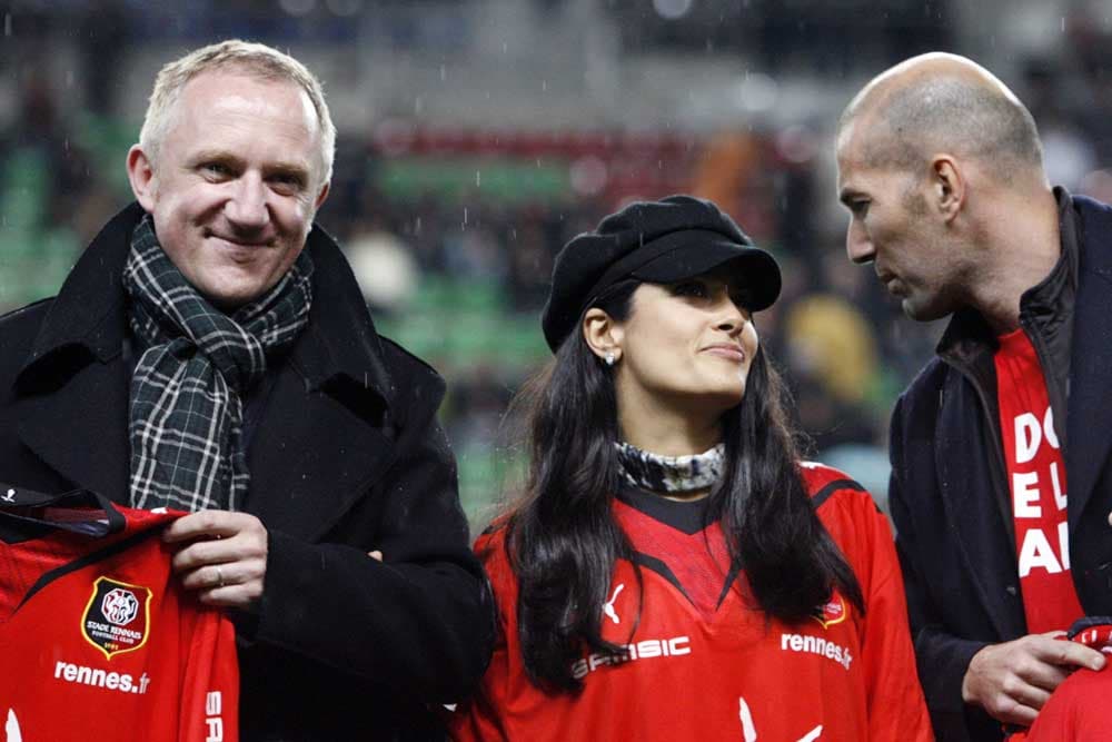 الممثلة المكسيكية سلمى حايك  وزوجها فرانسوا هنري و لاعب كرة القدم السابق زيدان يبتسمون لعدسة التصوير أثناء حملة لمنظمة خيرية في 