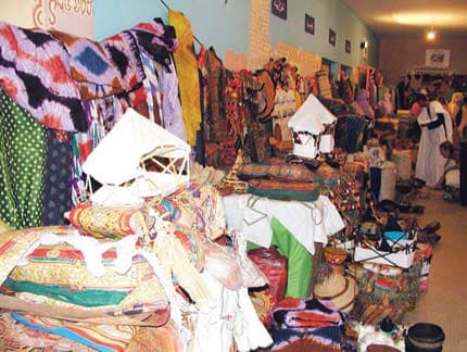 قبل العيد .. الموريتانيون  يطوفون الأسواق  بحثا عن « الحلة الزاهية»