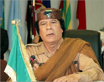 مصر و الجزائر .. القذافي يتوسط لإنهاء أزمة المباراة