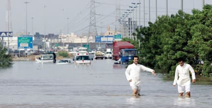 الأمطار تفاجئ جدة.. وفاة 25 شخصا وجهود الإنقاذ تتواصل طوال الليل