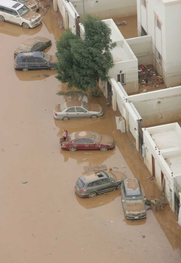 خادم الحرمين يوجه بتقديم مساعدات للمتضررين من الأمطار في جدة.. وارتفاع الوفيات إلى 83