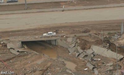 خادم الحرمين يوجه بتقديم مساعدات للمتضررين من الأمطار في جدة.. وارتفاع الوفيات إلى 83