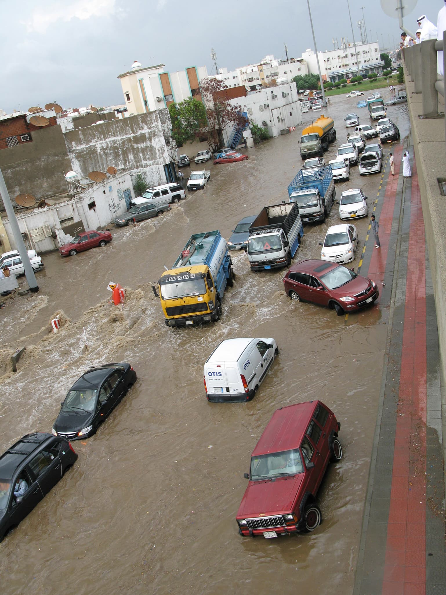 خادم الحرمين يوجه بتقديم مساعدات للمتضررين من الأمطار في جدة.. وارتفاع الوفيات إلى 83