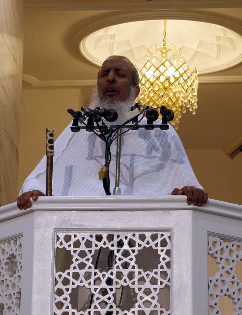 حجاج بيت الله يؤدون صلاتي الظهر والعصر جمعا وقصرا في عرفات