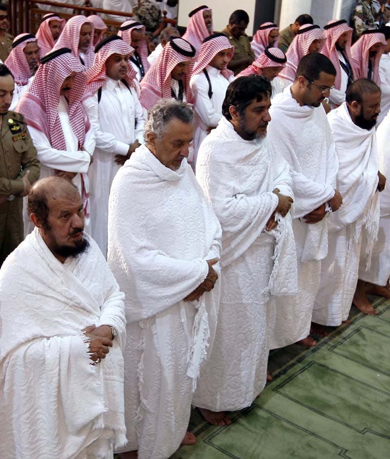 حجاج بيت الله يؤدون صلاتي الظهر والعصر جمعا وقصرا في عرفات