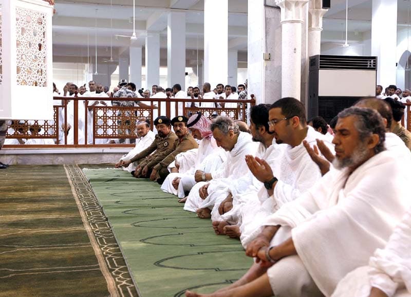 حجاج بيت الله يؤدون صلاتي الظهر والعصر جمعا وقصرا في عرفات