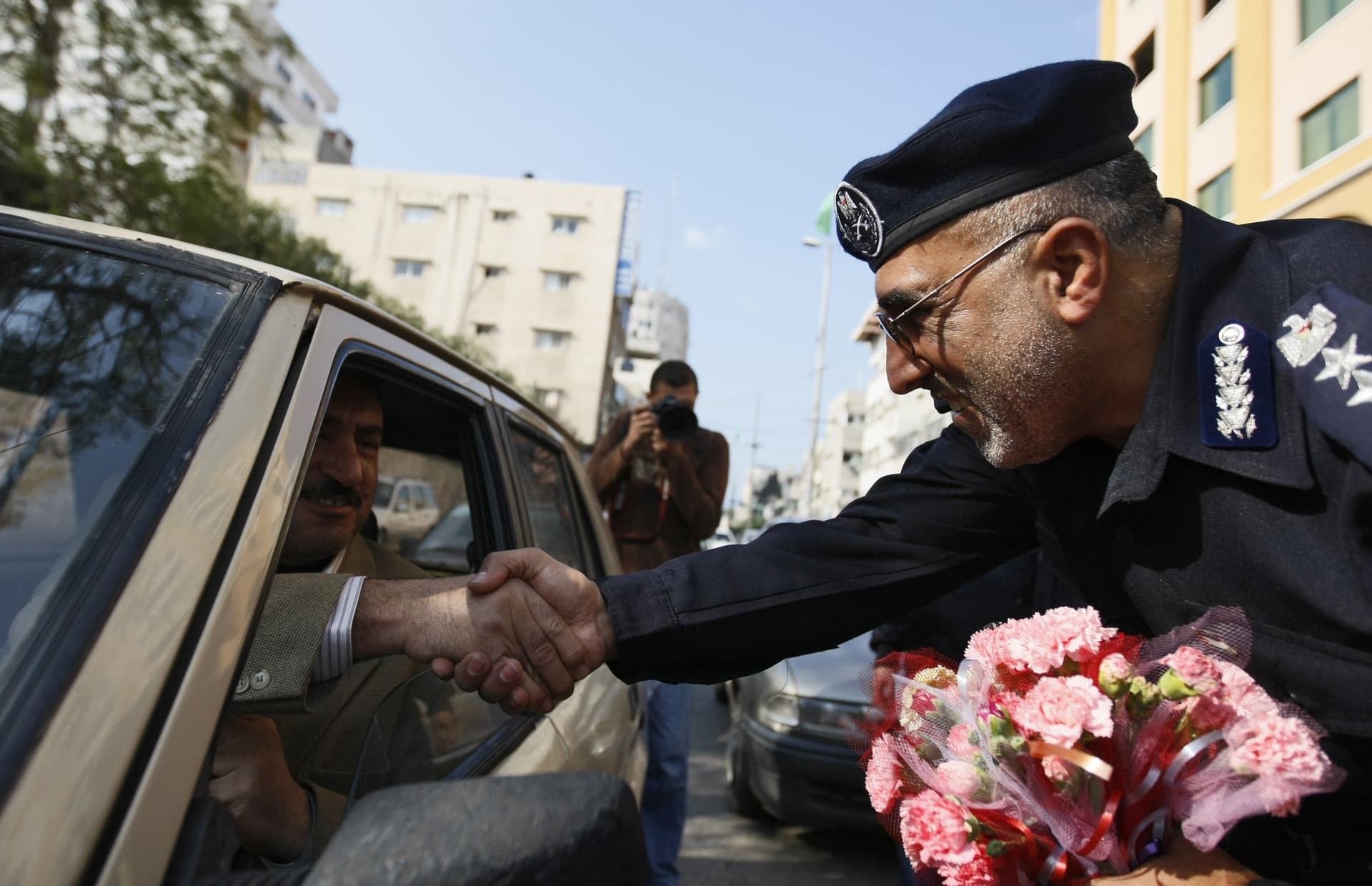 قائد الشرطة الفلسطينية محمد أبو عبيدة الجراح يهنئ  سكان غزة بعيد الأضحى المبارك