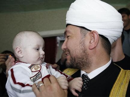 آيات وأحاديث تظهر وتختفي على جلد رضيع روسي في داغستان