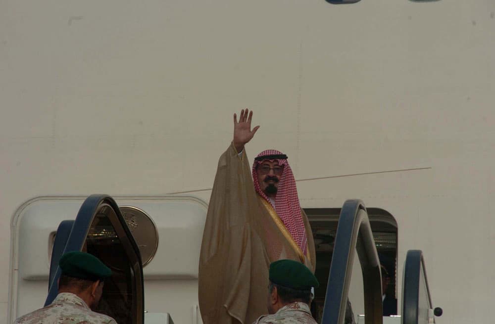 خادم الحرمين الشريفين يأمر بإنشاء 10 آلاف وحدة سكنية لأبنائه النازحين في جازان