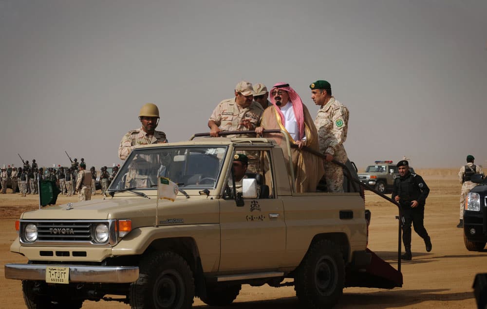 خادم الحرمين الشريفين يأمر بإنشاء 10 آلاف وحدة سكنية لأبنائه النازحين في جازان