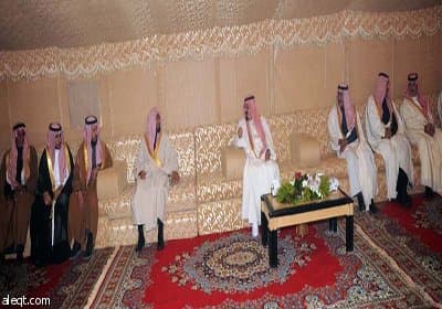 الملك يستقبل محافظ رماح ورؤساء الإدارات الحكومية وجمعاً من المواطنين