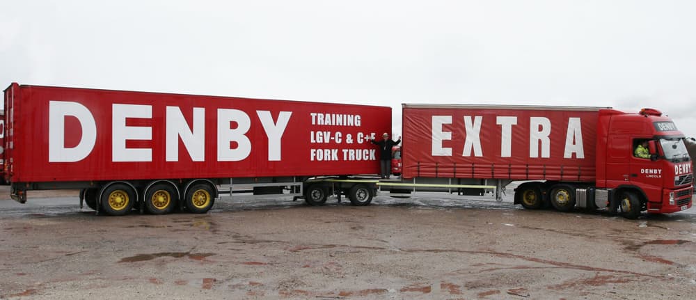 "سوبر لوري" شاحنة الشرطة البريطانية الجديدة (تزن 60 طن بطول يصل إلى 25 متر) والتي تعود ملكيتها لشركة دينبي للنقل تظهر في شوارع ل