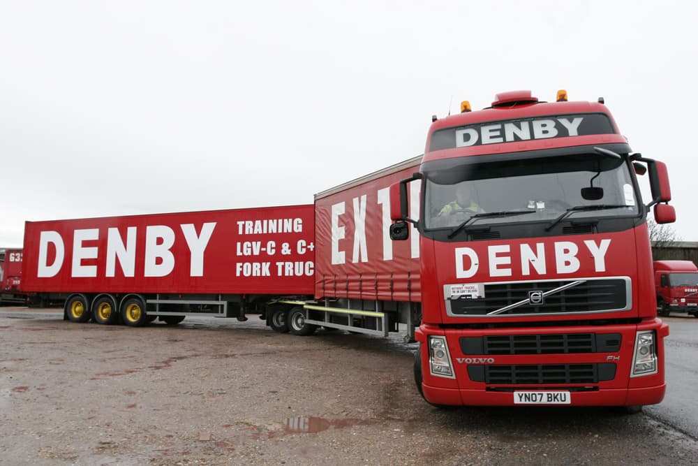 "سوبر لوري" شاحنة الشرطة البريطانية الجديدة (تزن 60 طن بطول يصل إلى 25 متر) والتي تعود ملكيتها لشركة دينبي للنقل تظهر في شوارع ل