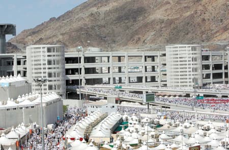 حجاج يعبرون «حالة عمار» مبدين رضاهم عن خدمات هذا العام