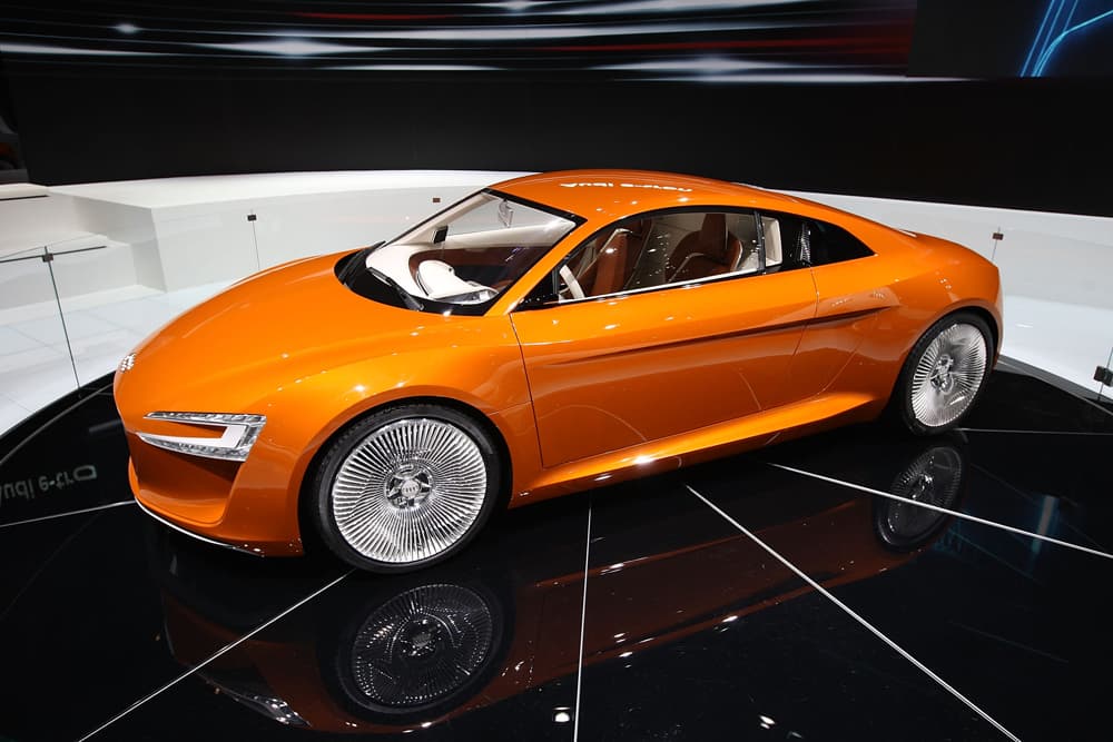 السيارة الهجين أودي e-tron تظهر في معرض لوس انجليس للسيارات.