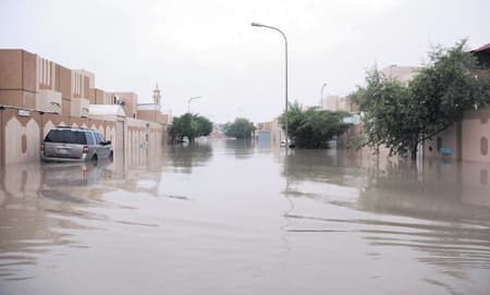 بريدة: مصدّات ترابية لحماية مستشفى من الغرق