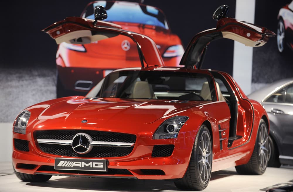 السيارة الهجين مرسيدس بنز SLS AMG Gullwing تظهر في معرض لوس انجليس للسيارات.
