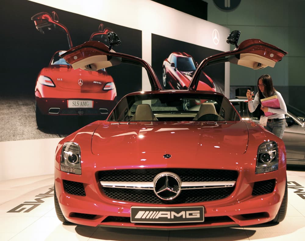 السيارة الهجين مرسيدس بنز SLS AMG Gullwing تظهر في معرض لوس انجليس للسيارات.