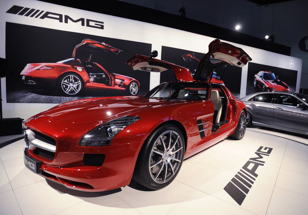 السيارة الهجين مرسيدس بنز SLS AMG Gullwing تظهر في معرض لوس انجليس للسيارات.