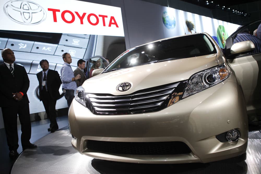 السيارة الهجين تويوتا سيينا 2011 Toyota Sienna  تظهر في معرض لوس انجليس للسيارات.
