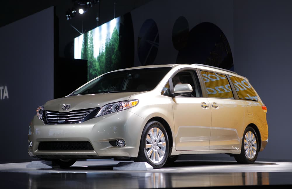 السيارة الهجين تويوتا سيينا 2011 Toyota Sienna  تظهر في معرض لوس انجليس للسيارات.