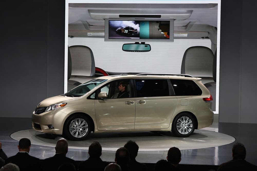 السيارة الهجين تويوتا سيينا 2011 Toyota Sienna  تظهر في معرض لوس انجليس للسيارات.