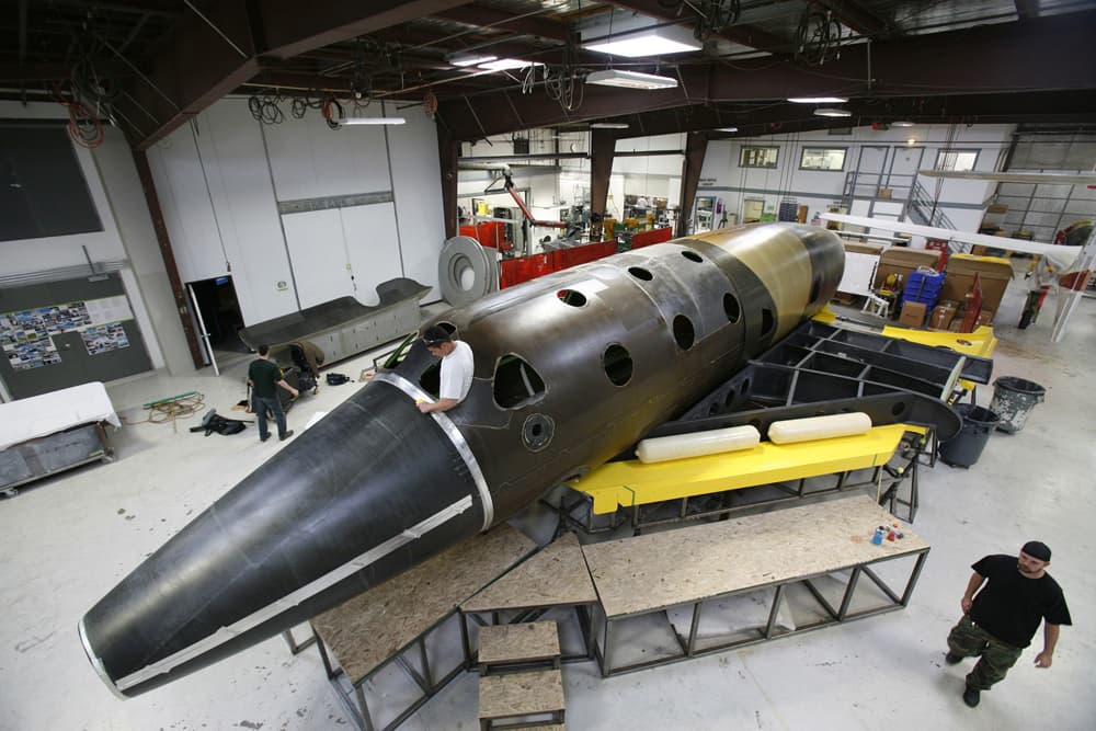 "فيرجن جالاكتيك" للطيران  تكشف النقاب عن المركبة SpaceShipTwo في موهافي والتي تتسع لـ6 أشخاص كما ستبدأ رحلاتها الفضائية التجارية