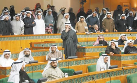 10 نواب كويتيين يتقدمون بطلب عدم التعاون مع رئيس الوزراء
