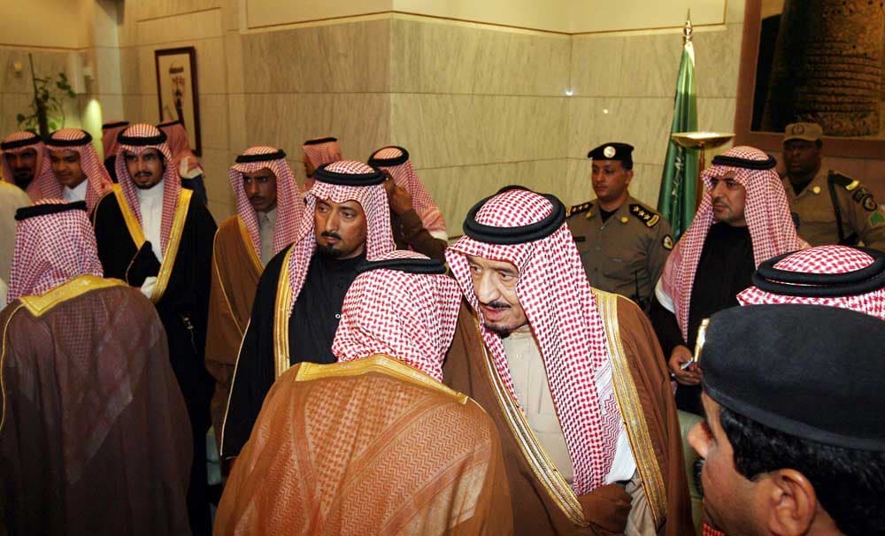 الأمير سلمان يستقبل المهنئين الذين قدموا للسلام عليه بمناسبة عودته لأرض الوطن