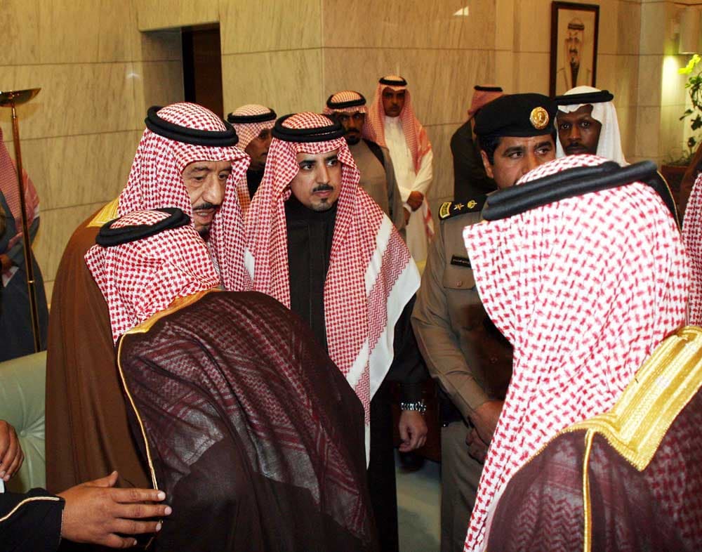 الأمير سلمان يستقبل المهنئين الذين قدموا للسلام عليه بمناسبة عودته لأرض الوطن