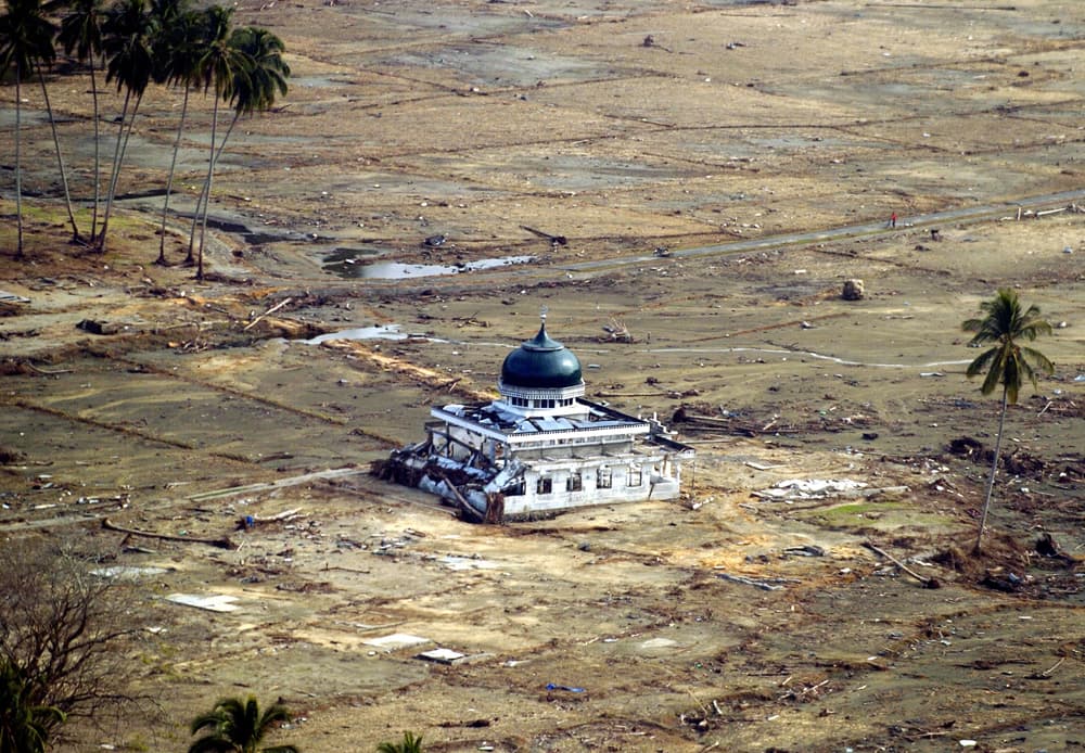مسجد يقف وحيدا بين المناطق المنكوبة التي دمرتها أمواج "تسونامي" الذي ضرب ساحل إقليم اتشيه الاندونيسي.