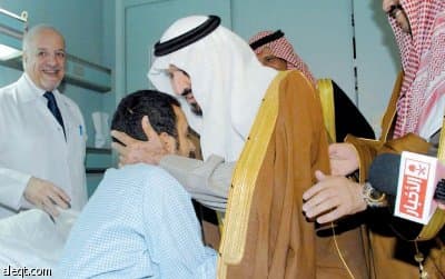ولي العهد يطمئن على أبنائه ضباط وأفراد القوات المسلحة المصابين