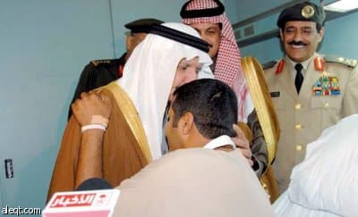 ولي العهد يطمئن على أبنائه ضباط وأفراد القوات المسلحة المصابين
