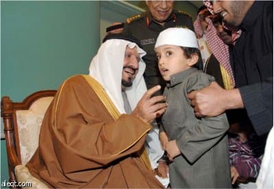 ولي العهد يطمئن على أبنائه ضباط وأفراد القوات المسلحة المصابين
