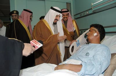 ولي العهد يطمئن على أبنائه ضباط وأفراد القوات المسلحة المصابين