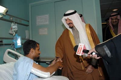 ولي العهد يطمئن على أبنائه ضباط وأفراد القوات المسلحة المصابين
