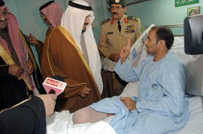 ولي العهد يطمئن على أبنائه ضباط وأفراد القوات المسلحة المصابين