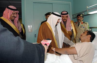 ولي العهد يطمئن على أبنائه ضباط وأفراد القوات المسلحة المصابين
