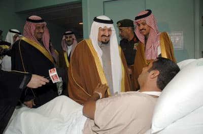 ولي العهد يطمئن على أبنائه ضباط وأفراد القوات المسلحة المصابين