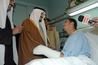 ولي العهد يطمئن على أبنائه ضباط وأفراد القوات المسلحة المصابين