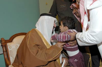 ولي العهد يطمئن على أبنائه ضباط وأفراد القوات المسلحة المصابين
