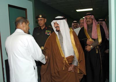 ولي العهد يطمئن على أبنائه ضباط وأفراد القوات المسلحة المصابين