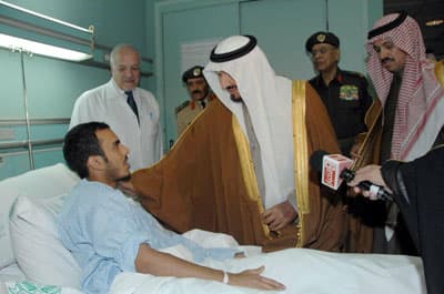 ولي العهد يطمئن على أبنائه ضباط وأفراد القوات المسلحة المصابين