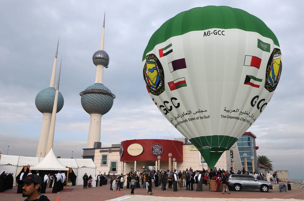 الكويت تطلق بالونا بالقرب من أبراج الكويت قبيل قمة دول مجلس التعاون الخليجي الـ30 والمقرر انعقادها غدا في العاصمة.