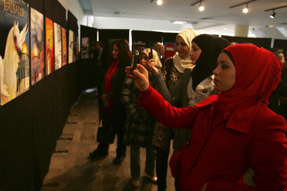 طلاب الجامعة الأردنية يشاركون في مؤتمر القدس في عمان ببعض الفنون الجميلة.