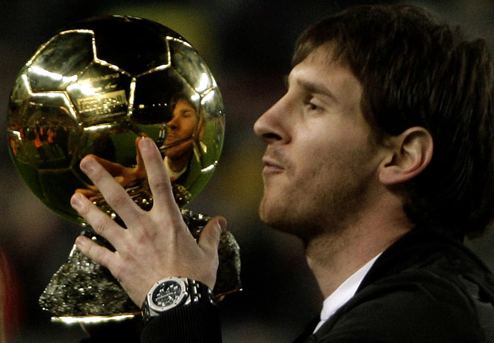 الأرجنتيني ليونيل ميسي لاعب برشلونة الاسباني يحتفل بجائزة الكرة الذهبية  قبيل ابتداء مباراة ناديه ضد اسبانيول على ملعب نيو كامب 
