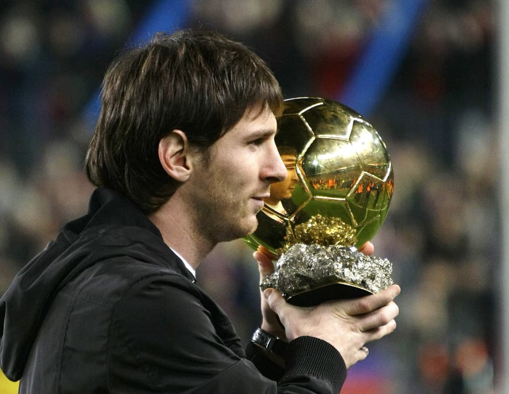 الأرجنتيني ليونيل ميسي لاعب برشلونة الاسباني يحتفل بجائزة الكرة الذهبية  قبيل ابتداء مباراة ناديه ضد اسبانيول على ملعب نيو كامب 