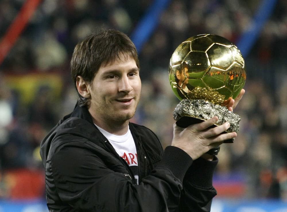 الأرجنتيني ليونيل ميسي لاعب برشلونة الاسباني يحتفل بجائزة الكرة الذهبية  قبيل ابتداء مباراة ناديه ضد اسبانيول على ملعب نيو كامب 