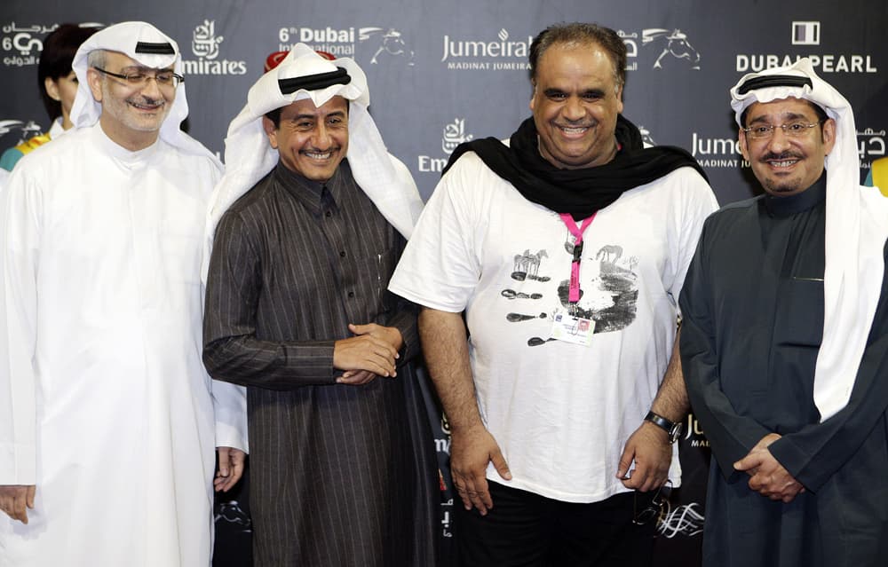مسعود العلي المدير الفني لمهرجان دبي السينمائي الدولي2009 في صورة مع الممثلين الكويتي داود حسين ونجمي "طاش ما طاش" عبدالله السدح