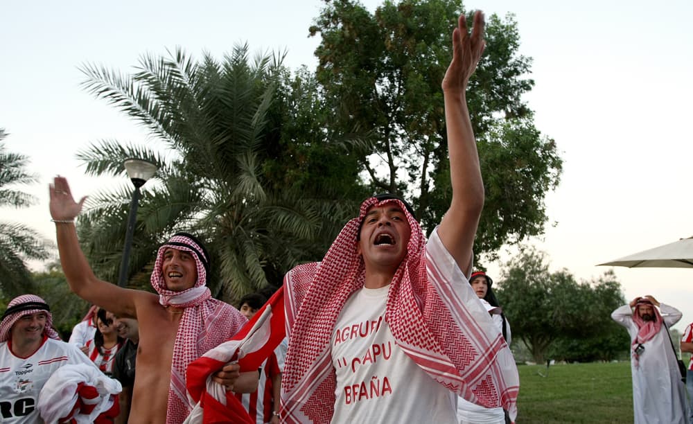 جماهير أرجنتينية تشجع نادي استوديانتيس دي لا بلاتا وتهتف بأسامي لاعبيها في استاد محمد بن زايد في أبو ظبي "بشماغ وعقال".